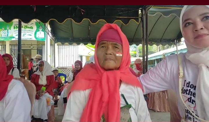 Gambar Berita Masitah, nenek 80 Tahun masih semangat peringati HUT RI Ke-78 di Desa Muara Jaya. Peliput: Reni By BPost Online